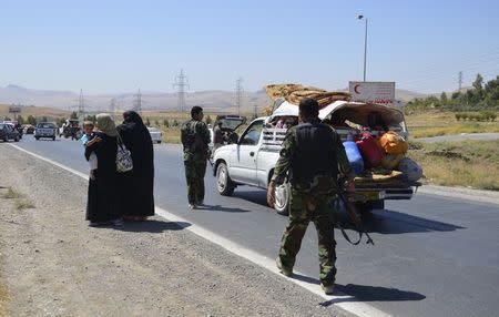 Displaced people, who fled from the violence in the province of Nineveh, arrive at Sulaimaniya province August 8, 2014. REUTERS/Stringer