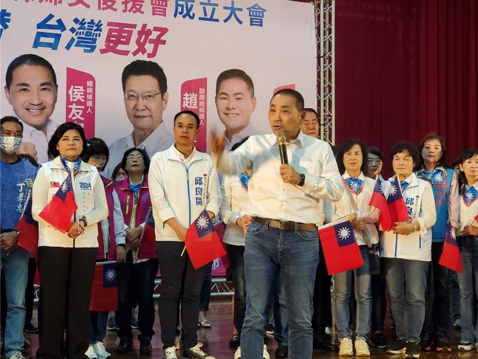 國民黨總統參選人侯友宜9日重話抨擊民進黨抹紅別人很簡單，4年前操弄意識形態，如今連香港大學生會長都說民進黨利用香港人的鮮血騙選票。（周麗蘭攝）