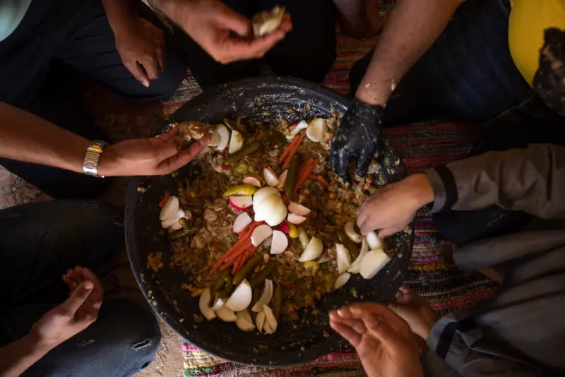 ▲加薩南部當地有著用西瓜入菜的傳統做法，不過同樣名為「西瓜沙拉」，這道菜餚需要經過火烤烹煮與加入辛香料，且多半使用未成熟的瓜肉。（圖／美聯社）
