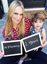 <p>Um ihre zweite Schwangerschaft zu verkünden nahm sich Molly Sims ihren Sohnemann Brooks zu Hilfe. Die witzigen Schilder zeigten an, wie weit die beiden schon waren.<br>(Foto: mollysims.com/Molly Sims) </p>