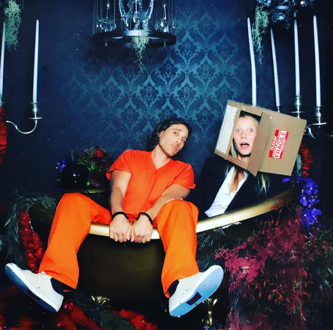<p>Gwyneth Paltrows Halloween-Kostüm wird in den sozialen Netzwerken jetzt schon als das beste im Jahr 2017 gefeiert. Allerdings ist es nur für Leute zu verstehen, die den Thriller „Sieben“ (1995) gesehen haben. Damals spielte sie Tracy Mills, die von John Doe (Kevin Spacey) umgebracht wird. Anschließend schickte er dem Ermittler ihren abgetrennten Kopf in einer Schachtel. Paltrow nahm den Ausgang ihrer Rolle mit Humor und feierte mit einem Karton auf dem Kopf auf einer Halloween-Party. (Bild: Instagram/gwynethpaltrow) </p>