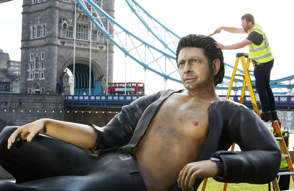 A 25ft Jeff Goldblum statue has unveiled in London to celebrate 25 years of <i>Jurassic Park</i> (NOW TV)