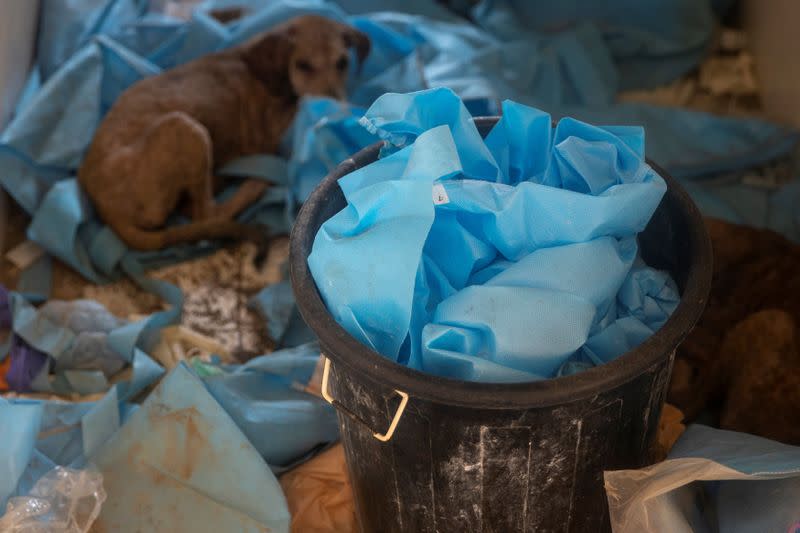 Wider Image: Last doctor standing: Pandemic pushes Indian hospital to brink