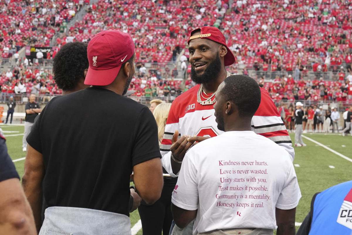 LeBron gives Ohio State players gift ahead of title game