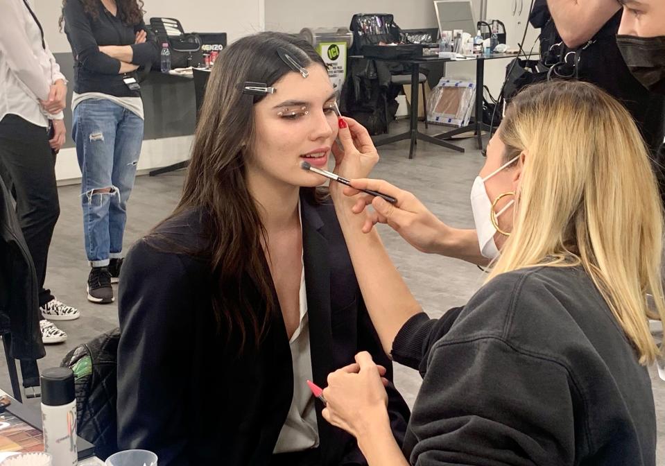 #ELLEsinfiltre en backstage beauté du défilé Coperni automne-hiver 2021-2022