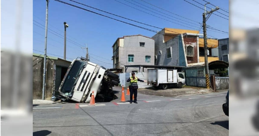 一輛混凝土預拌車行經高雄市路竹區成功路與成功路223巷口深陷塌陷路面，導致車分向右傾倒。（圖／翻攝畫面）