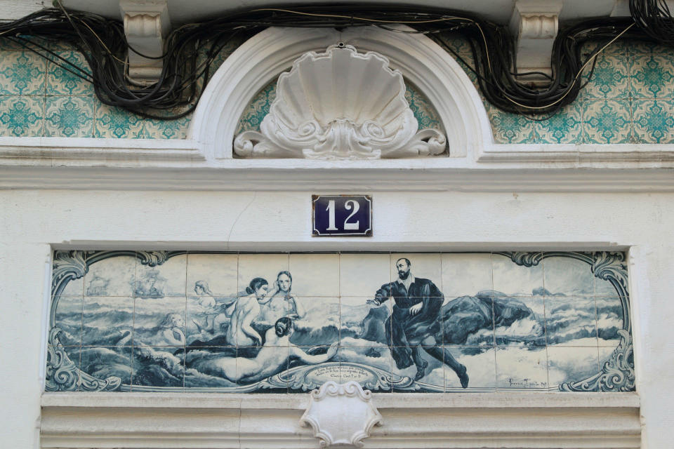 <p>Las paredes de Lisboa cuentan una historia a través de sus característicos azulejos y grafitis callejeros. (Foto: <a rel="nofollow noopener" href="https://pixabay.com/" target="_blank" data-ylk="slk:Pixabay;elm:context_link;itc:0;sec:content-canvas" class="link ">Pixabay</a>). </p>