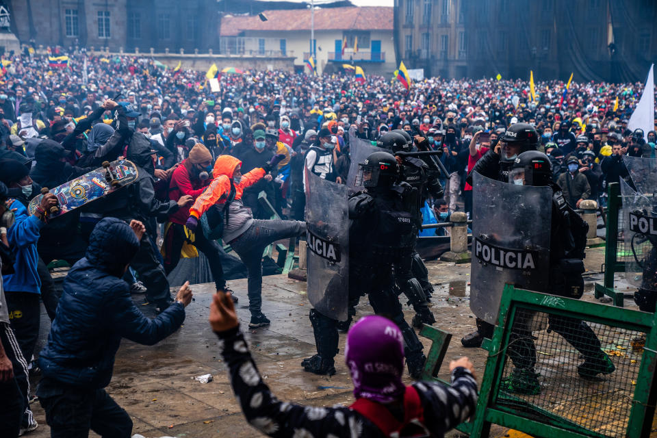 Un grupo de personas protestaban por la brutalidad policial contra los manifestantes, en una calle de Bogotá, el miércoles. (Federico Rios para The New York Times) 