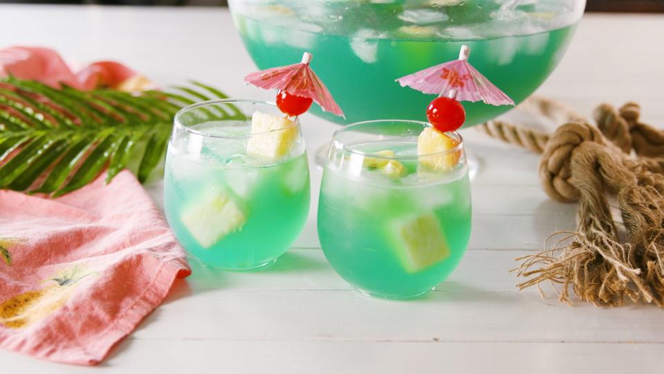 <p>These big-batch <a href="https://www.delish.com/entertaining/g2163/summer-cocktails/" rel="nofollow noopener" target="_blank" data-ylk="slk:summer cocktails;elm:context_link;itc:0;sec:content-canvas" class="link ">summer cocktails</a> will refresh everyone at your summertime soirées, barbecues, and get-togethers. Whether you're a tequila crowd, wine fans, or more into rum, there's a big batch cocktail with your name on it. Need to kick off the party quickly? We have <a href="https://www.delish.com/cooking/recipe-ideas/g3545/shots/" rel="nofollow noopener" target="_blank" data-ylk="slk:easy shots;elm:context_link;itc:0;sec:content-canvas" class="link ">easy shots</a> for that. For more boozy summer ideas, check out our favorite <a href="https://www.delish.com/entertaining/g2173/vodka-mixed-drinks-recipes/" rel="nofollow noopener" target="_blank" data-ylk="slk:vodka drinks;elm:context_link;itc:0;sec:content-canvas" class="link ">vodka drinks</a>.</p>