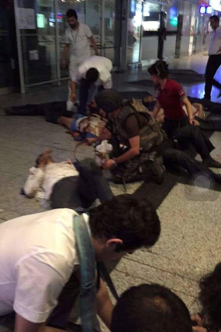 Los cuerpos de las víctimas en el suelo de la terminal (Reuters).