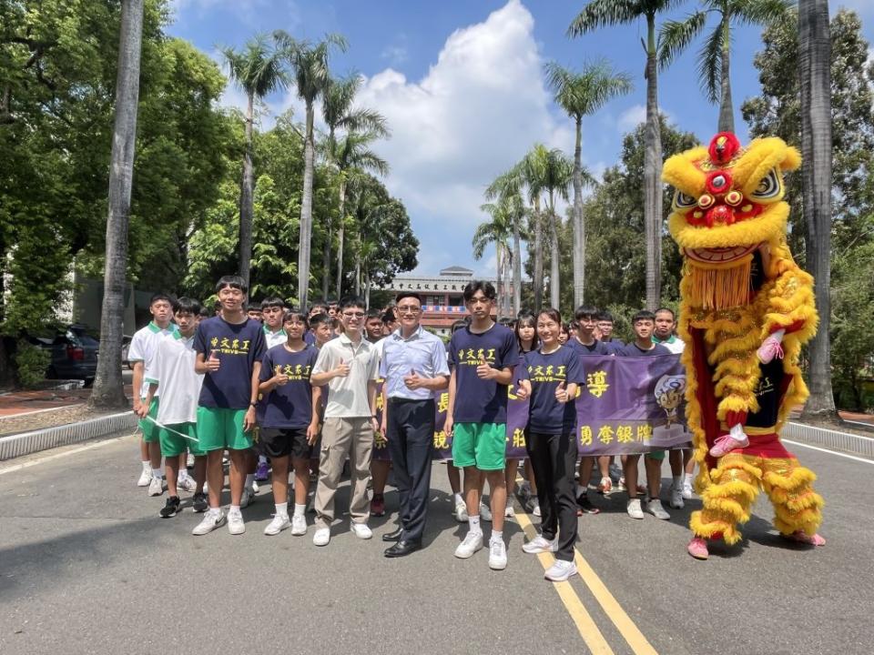 麻豆曾文農工舞龍迎賓，祝賀甫獲國際技能競賽工業機械類銀牌的莊佳祐。（記者盧萍珊攝）