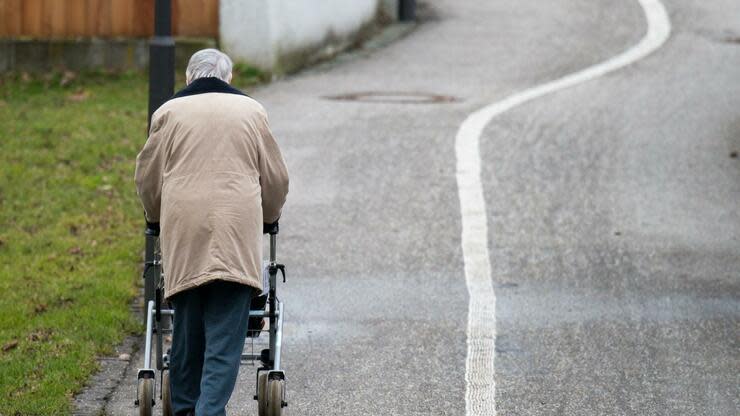 Rentner sollen ab dem 01. Juli mehr Bezüge bekommen, als bislang vorhergesagt. Foto: dpa