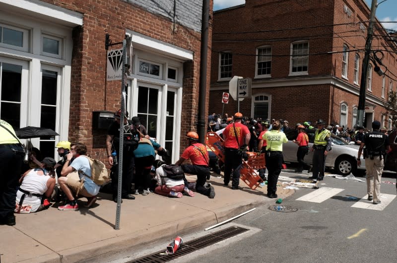 Une personne est morte et une trentaine d'autres ont été blessées samedi après des heurts entre des suprémacistes blancs et des militants antiracistes à Charlottesville en Virginie. Une femme de 32 ans a été tuée lorsqu'une voiture a foncé dans la foule des contre-manifestants. /Photo prise le 12 août 2017/REUTERS/Justin Ide