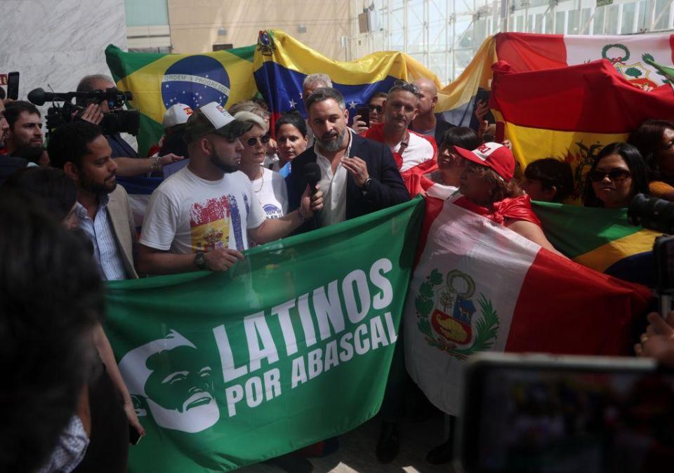 Santiago Abascal, de VOX, rodeado de la comunidad latina. 