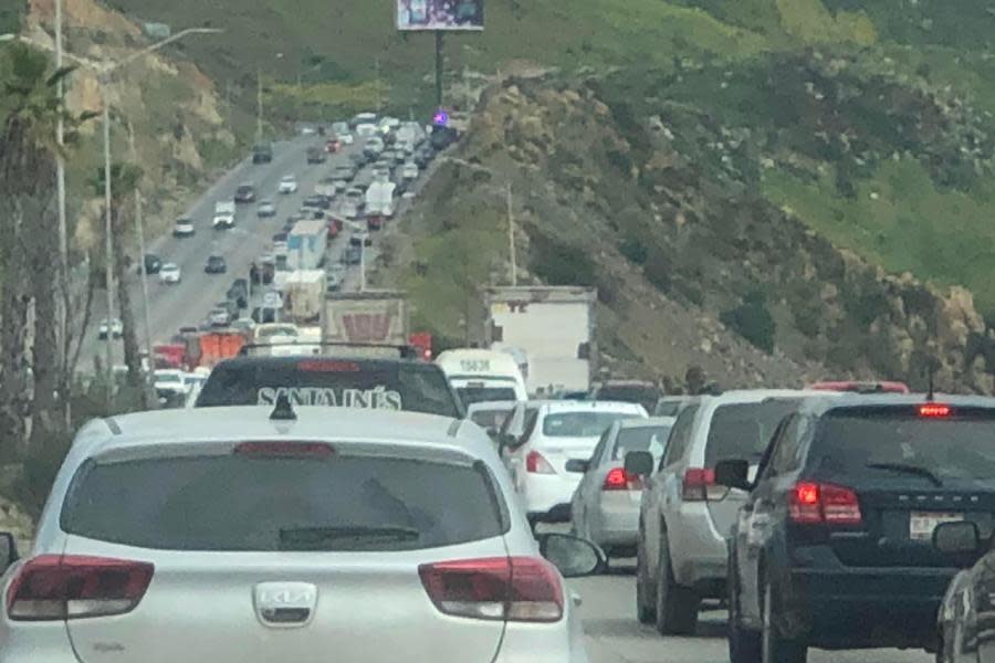 Accidente cerca de panteón Monte de los Olivos causa tráfico lento en Tijuana 