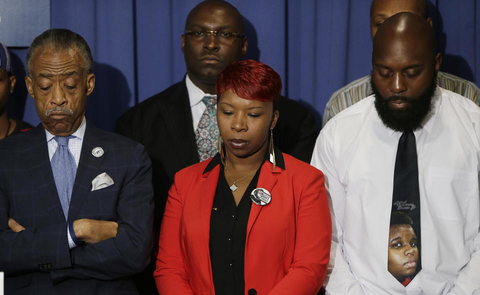 Michael Browns Eltern bei einer Pressekonferenz mit Bürgerrechtler Al Sharpton im September 2014 (Bild: Reuters/Gary Cameron)