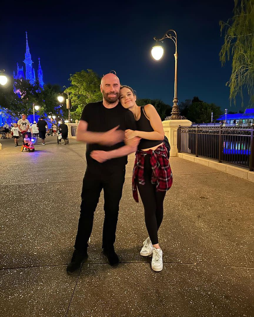 Ella y John Travolta juntos en Disney Land