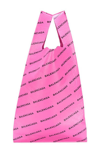 Balenciaga reinventa la bolsa del supermercado por 1,250 dólares. Foto: <a href="https://www.farfetch.com/ar/shopping/men/balenciaga-supermarket-shopper-bag-item-12491508.aspx" rel="nofollow noopener" target="_blank" data-ylk="slk:farfetch.com;elm:context_link;itc:0;sec:content-canvas" class="link ">farfetch.com</a>