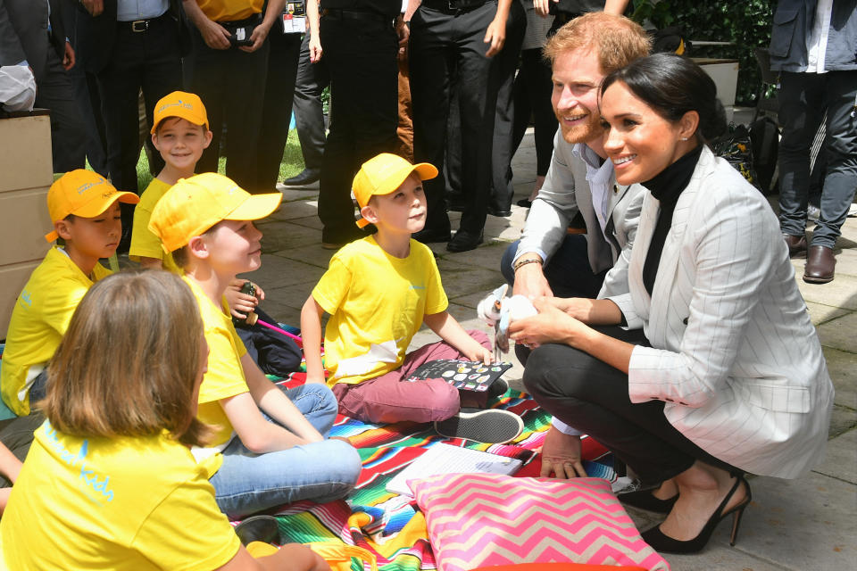 The Duke and Duchess of Sussex chat with school children in Australia. (Photo: Samir Hussein via Getty Images)