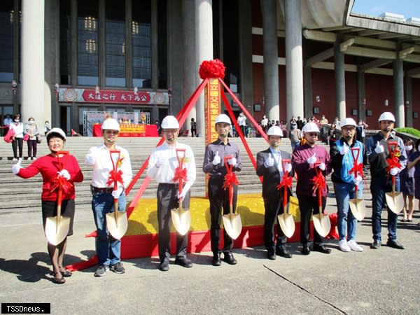 文化部李永得部長（右四）、國立國父紀念館王蘭生館長（右五），與出席國父紀念館景觀改造工程開工動土典禮貴賓合影。（記者王先國攝）