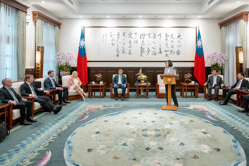 總統蔡英文接見「紐西蘭國會跨黨派友台小組」訪團時，向訪團證實林佳龍將接任外交部長，以及吳釗燮將轉任國安會祕書長。   圖：總統府提供