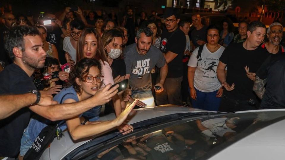 Manifestantes israelíes, judíos y árabes, en una manifestación en Jaffa el 19 de abril de 2021