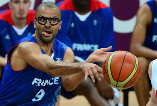 La estrella del equipo francés, Tony Parker, pasa un balón durante el partido contra Estados Unidos. No hay mucho consuelo en la actuación francesa ante Estados Unidos. Aguantó apenas un cuarto, Tony Parker anotó sólo diez puntos y sigue sintiendo como un apéndice extraño las gafas con las que se ve obligado a jugar después de ser operado en el ojo. (AFP | emmanuel dunand)