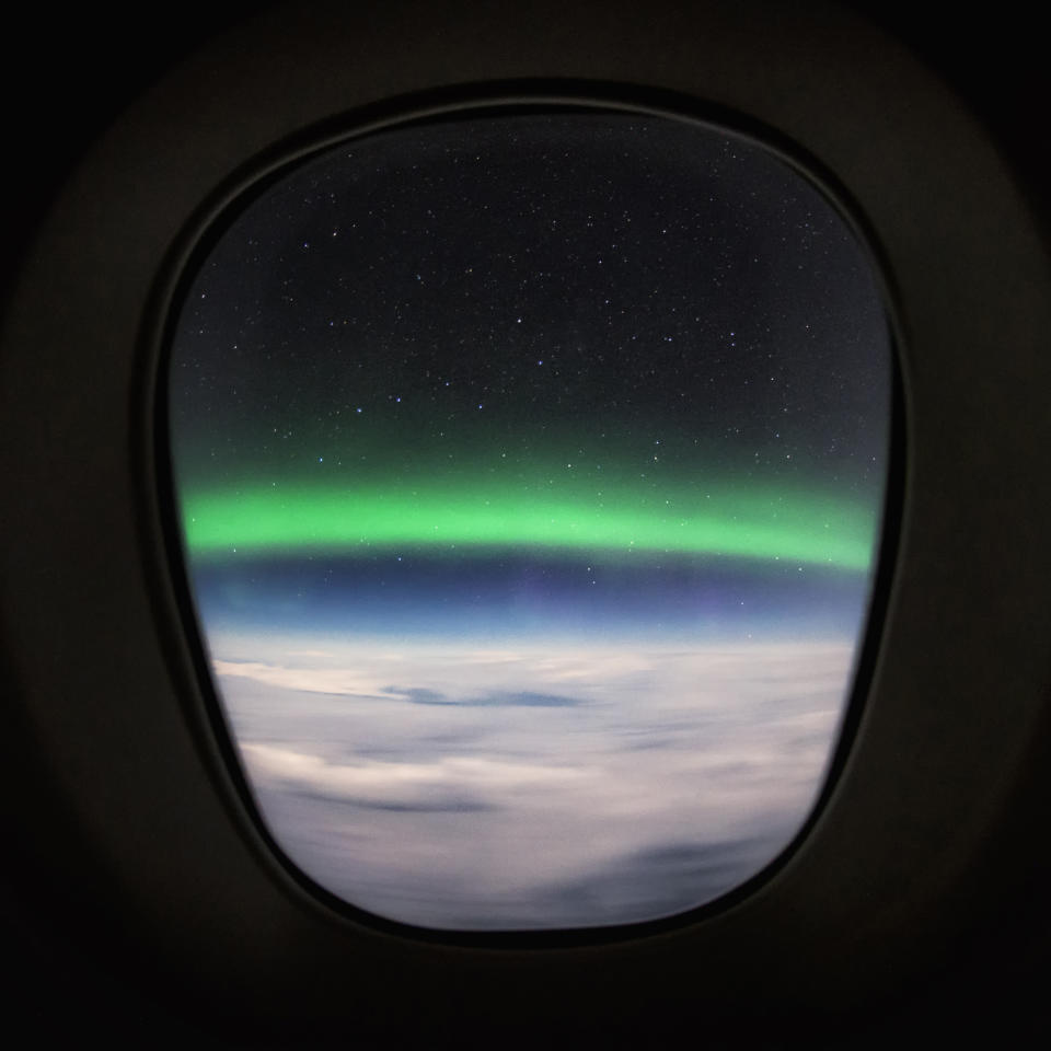 <p>Polarlichter aus dem Flugzeugfenster. (Bild: Christiaan van Heijst/Caters News) </p>