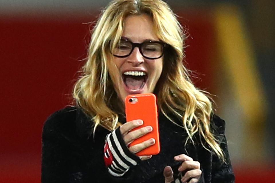 Egal ob mit einem sinnlichen Lächeln oder mit ihrem breiten, ansteckenden Lachen - wie hier beim Besuch eines Fußballmatches von Manchester United: Julia Roberts verzaubert das (Kino-)Publikum immer wieder. (Bild: Clive Brunskill/Getty Images)