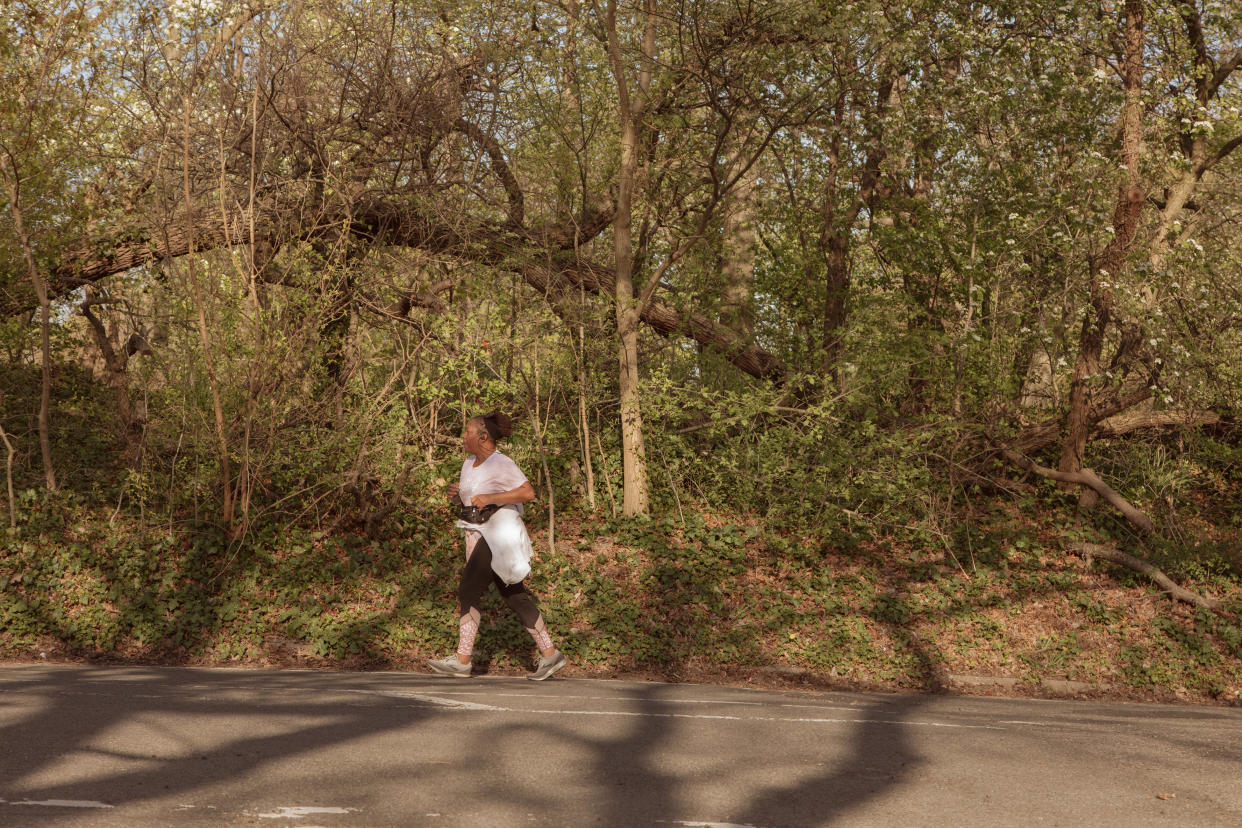 Corredora en Prospect Park, en Nueva York, el 29 de abril de 2022. (Landon Speers/The New York Times)
