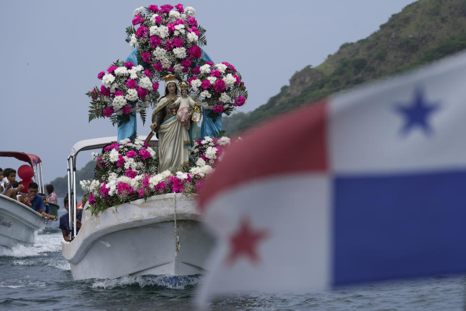 Pescadores celebran una procesión marítima en el día de su patrona, la virgen del Carmen, en la isla de Taboga, Panamá, el 16 de julio de 2024. (AP Foto/Matías Delacroix)