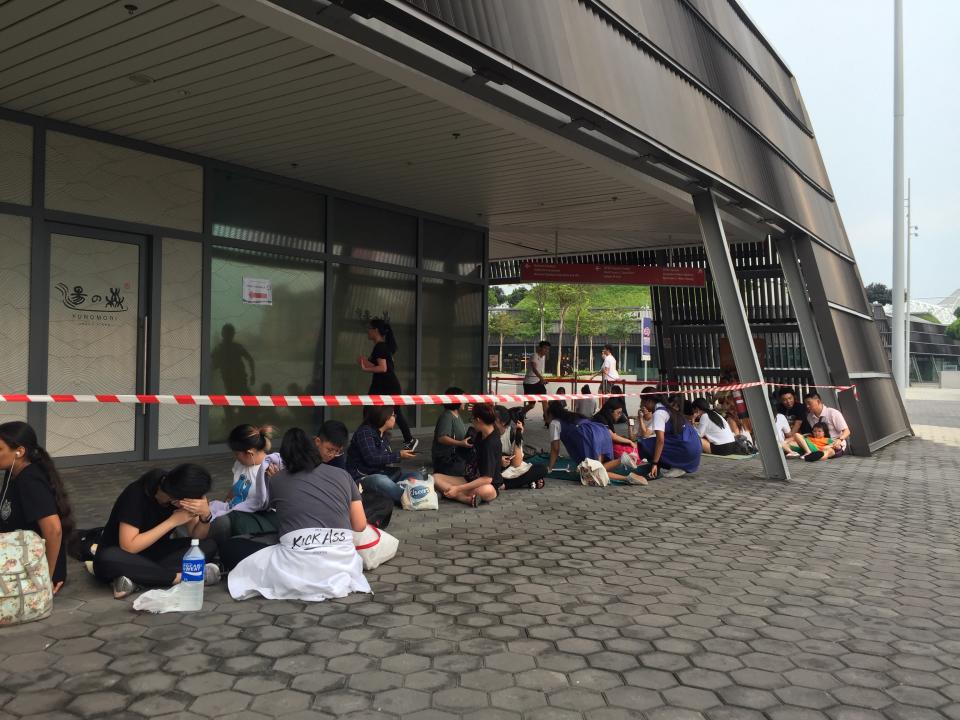 Fans of BTS queueing for concert tickets on level two of Kallang Wave Mall on 26 October. Staff had to split the long queue into two sections, one on level one and one on level two. (Photo: Teng Yong Ping/Yahoo Lifestyle Singapore)