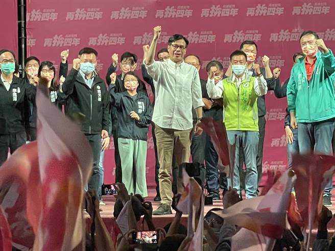 2022九合一大選告一段落，高雄市長陳其邁26日晚間回到競選總部宣布當選。（洪浩軒攝）