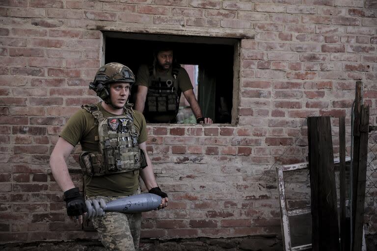 Soldados ucranianos se preparan para disparar morteros contra posiciones rusas en la región de Donetsk. (Oleg Petrasiuk/Ukrainian 24 Mechanised brigade via AP)