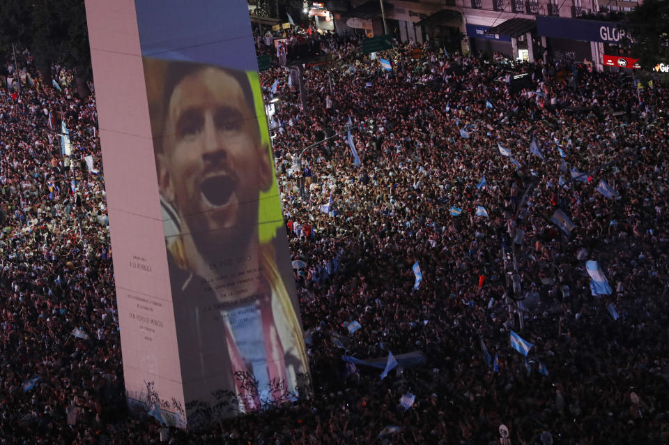 Celebración de los aficionados argentinos en El Obelisco. (REUTERS/Agustin Marcarian)