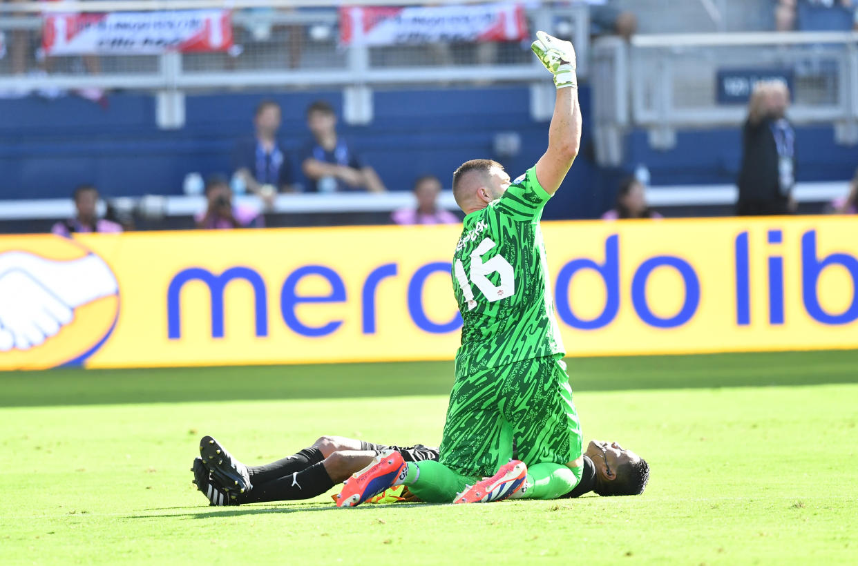 Maxime Crépeau, portero de Canadá, pide el apoyo de las asistencias tras el desvanecimiento de  Humberto Panjoj debido al calor en el duelo de Copa América enre Canadá y Perú, celebrado en kansas City. (Foto: Bill Barrett/ISI Photos/Getty Images)