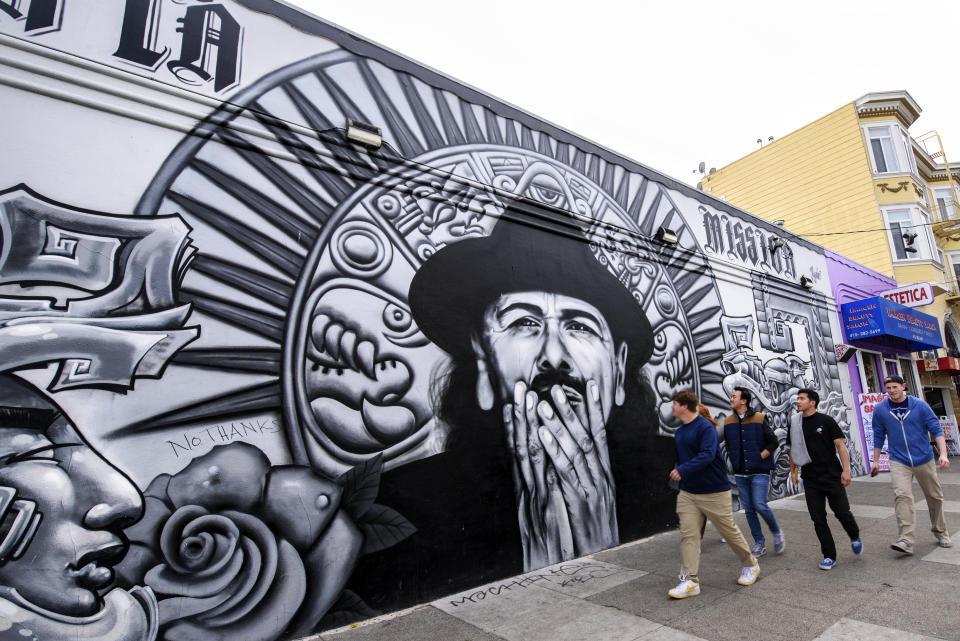 Mural dedicado a Carlos Santana en el Distrito de la Misión en San Francisco, California, el 23 de diciembre de 2017.  (Foto de Ronen Tivony/NurPhoto a través de Getty Images)