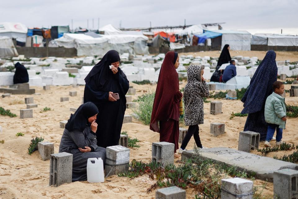 加薩南部城市拉法的巴勒斯坦婦人4月10日造訪墓地，為死於戰爭的人們禱告。路透社