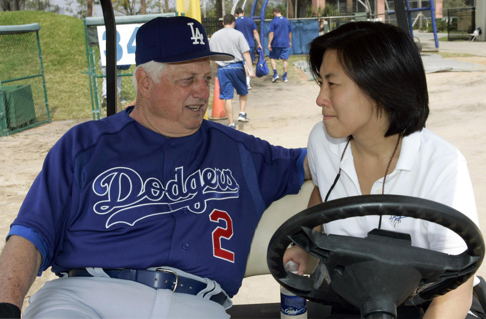 Ng with Tommy Lasorda in 2005<span class="copyright">Jon Soohoo—WireImage/getty images</span>
