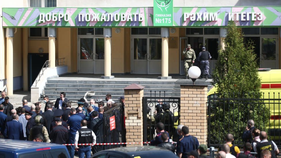 Agentes en la escuela No 175 donde ocurrió el ataque.