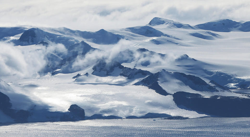 <p>Una vista de las montañas que se erigen cerca de la costa de la Antártida Occidental desde la ventana de un avión de la Operación IceBridge de la NASA, en un vuelo sobre la Antártida, el 27 de octubre de 2016. (Foto: Mario Tama/Getty Images) </p>