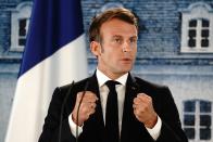 Ein weiteres Staatsoberhaupt, das nicht verschont blieb: Der französische Präsident Emmanuel Macron wurde Mitte Dezember positiv getestet und klagte in einem Video, dass er Symptome habe wie "Müdigkeit, Kopfschmerzen, trockener Husten. Wie Hunderttausende andere von euch auch." (Bild: Kay Nietfeld - Pool / Getty Images)