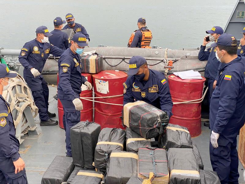 Foto de archivo. Efectivos de la Armada de Colombia inspeccionan un semisumergible cargado con más de dos toneladas de cocaína durante una operación antinarcóticos cerca al puerto de Tumaco