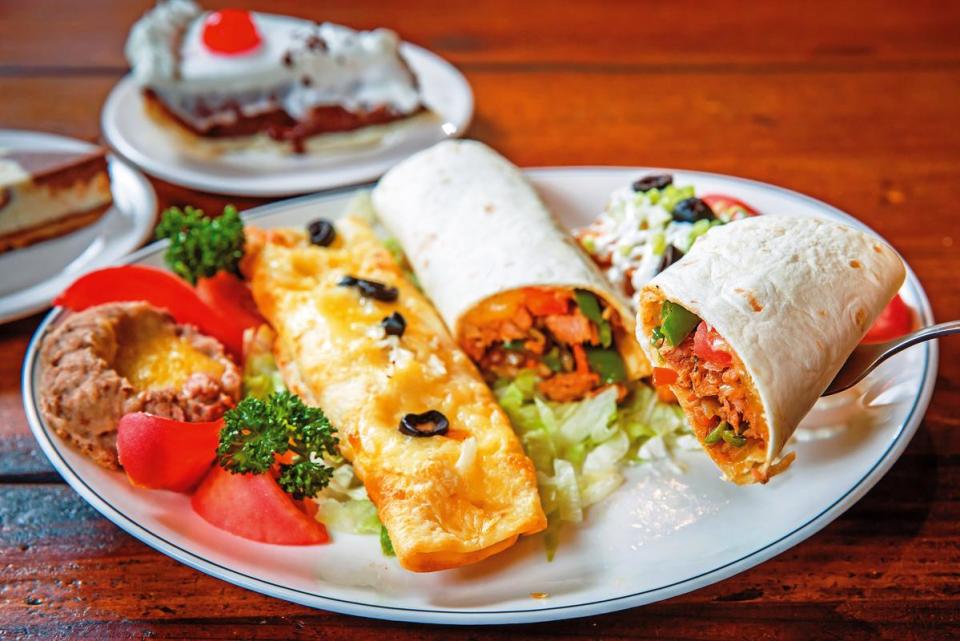 除道地美式料理外，鄉香也應顧客要求，開發出墨西哥菜單。圖為墨西哥三合一拼盤，內含波利多、奇蜜捲、安吉拉捲各一捲。（640元／份）