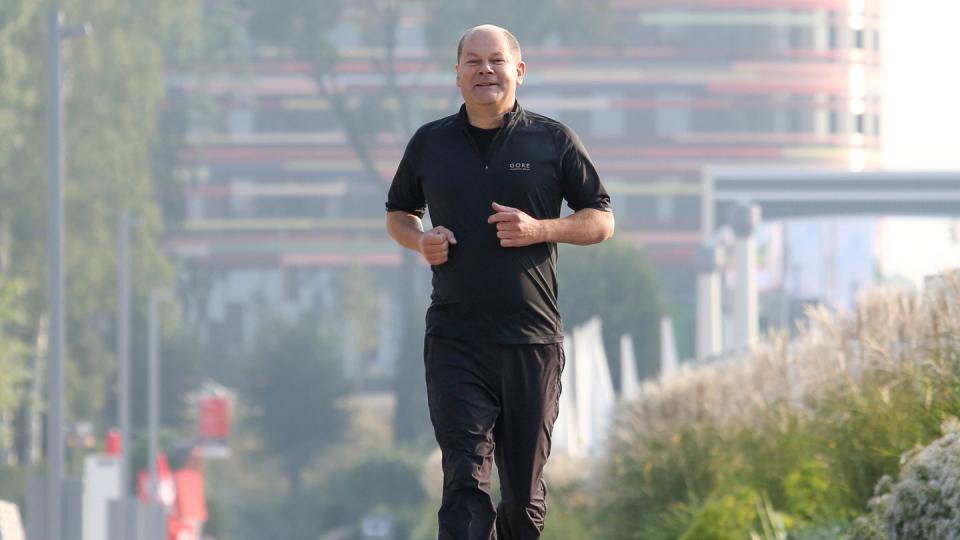 Olaf Scholz (SPD), damals noch Hamburgs Erster Bürgermeister, läuft 2013 über das Gelände der Internationalen Gartenschau (Bild: dpa).