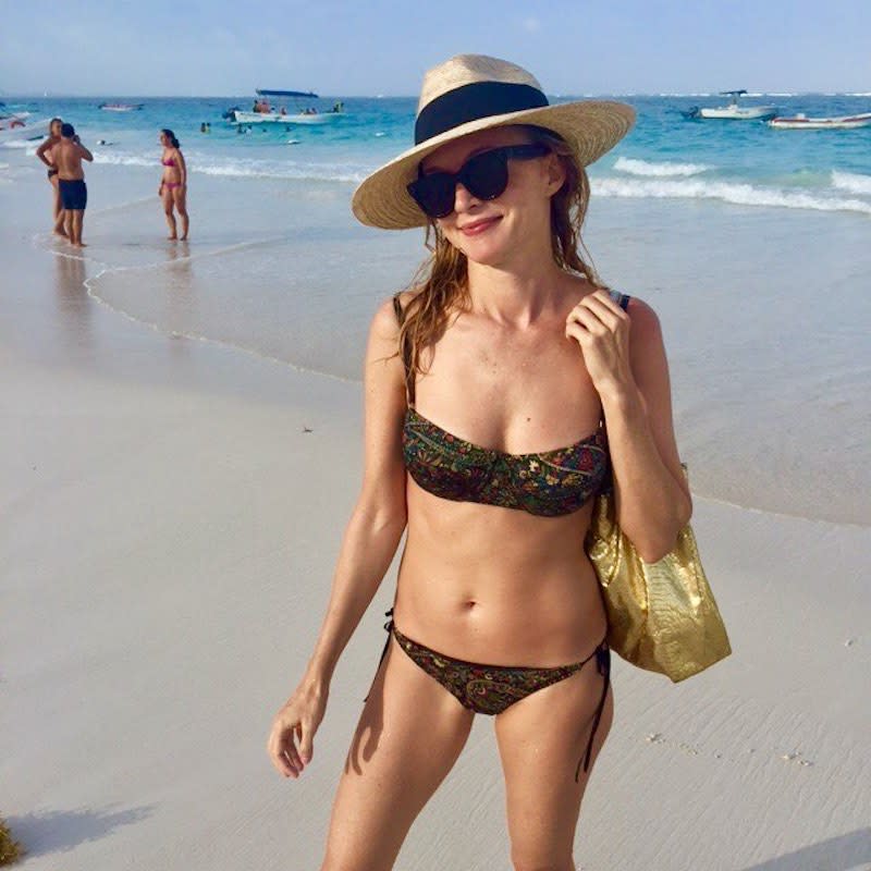 <p>The actress was ready for “this beach” with the right sun hat, shades, and teeny bikini. (Photo: <a rel="nofollow noopener" href="https://www.instagram.com/p/BVm8PucFSuk/?taken-by=imheathergraham" target="_blank" data-ylk="slk:Heather Graham via Instagram;elm:context_link;itc:0;sec:content-canvas" class="link ">Heather Graham via Instagram</a>) </p>