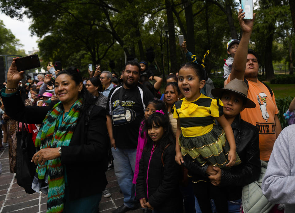 Una niña, vestida de abeja, atenta al desfile por el centenario del zoológico de Chapultepec, en Ciudad de México, el jueves 6 de julio de 2023. Los organizadores del zoológico invitaron a los visitantes a ir vestidos de su animal favorito. (AP Foto/Fernando Llano)