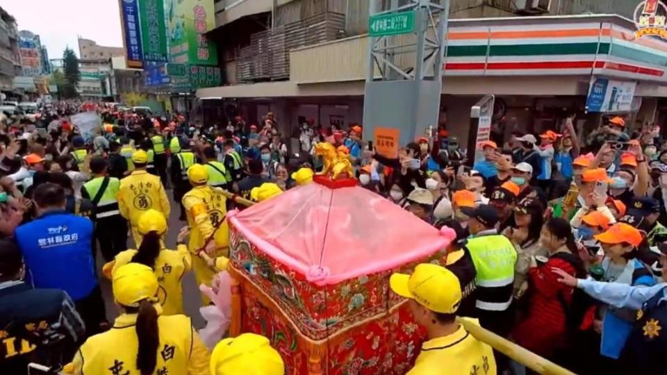 媽祖鑾轎衝進台大醫院雲林分院。（圖／翻攝自白沙屯拱天宮）