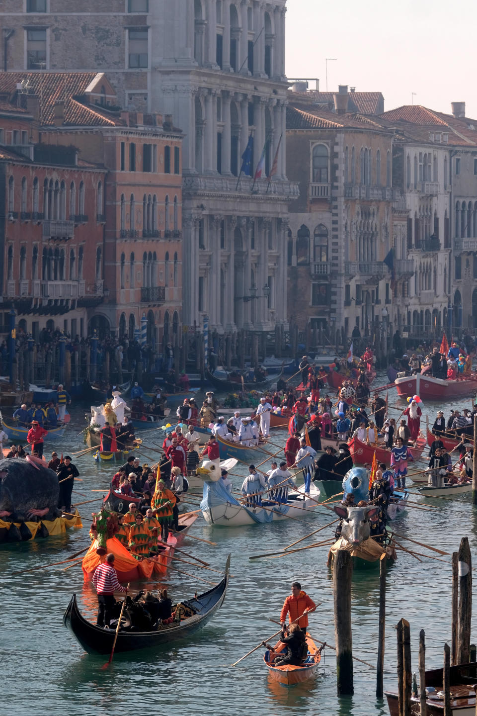 Las fotos del Carnaval de Venecia que muestran lo abarrotado que está