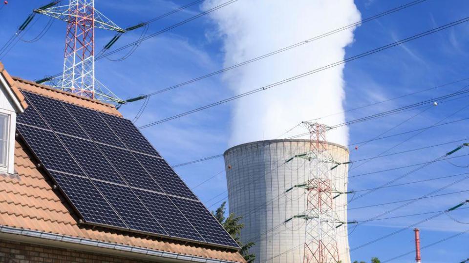 Un panel solar en el techo de una vivienda